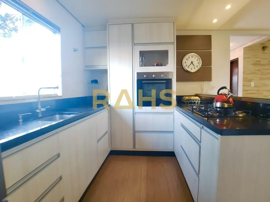 Casa com 3 quartos à venda, 173m2 em Iririú, Joinville - SC - imagem 6 Foto 6 de Casa com 3 quartos à venda, 173m2 em Iririú, Joinville - SC