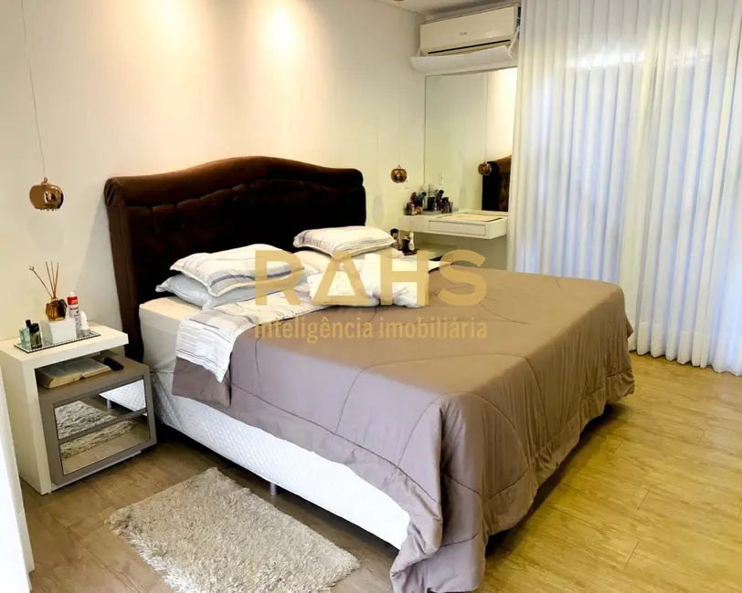 Casa com 2 quartos à venda, 330m2 em Iririú, Joinville - SC - imagem 3 Foto 3 de Casa com 2 quartos à venda, 330m2 em Iririú, Joinville - SC