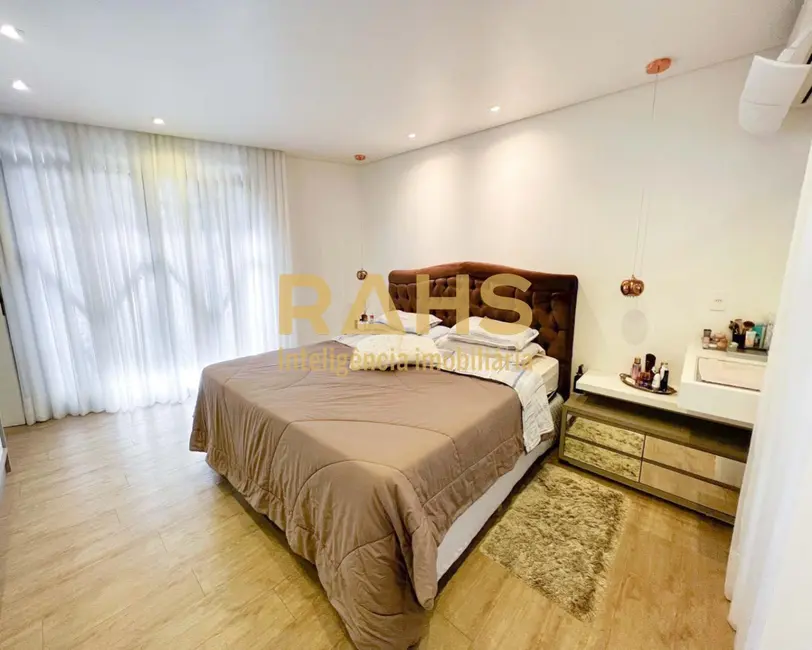 Foto 2 de Casa com 2 quartos à venda, 330m2 em Iririú, Joinville - SC