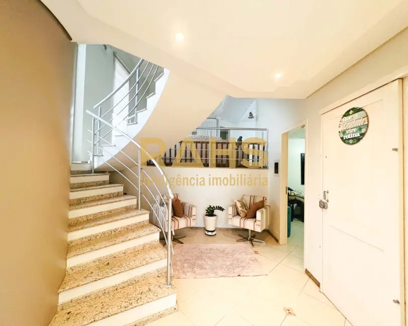 Foto 5 de Casa com 4 quartos à venda, 226m2 em Costa e Silva, Joinville - SC