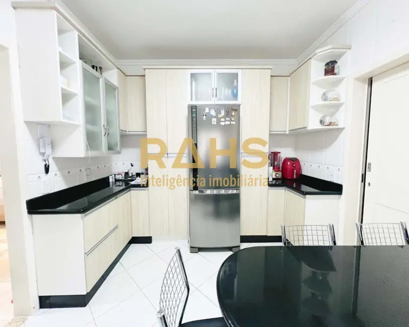 Foto 3 de Casa com 4 quartos à venda, 226m2 em Costa e Silva, Joinville - SC