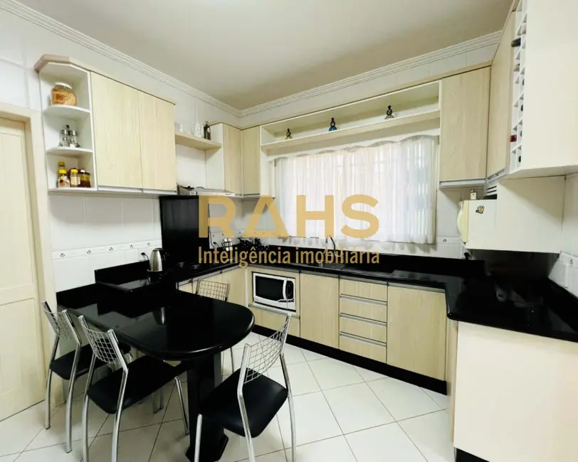 Foto 2 de Casa com 4 quartos à venda, 226m2 em Costa e Silva, Joinville - SC
