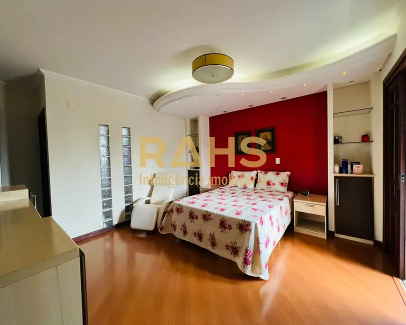 Casa com 5 quartos à venda, 406m2 em América, Joinville - SC - imagem 5 Foto 5 de Casa com 5 quartos à venda, 406m2 em América, Joinville - SC