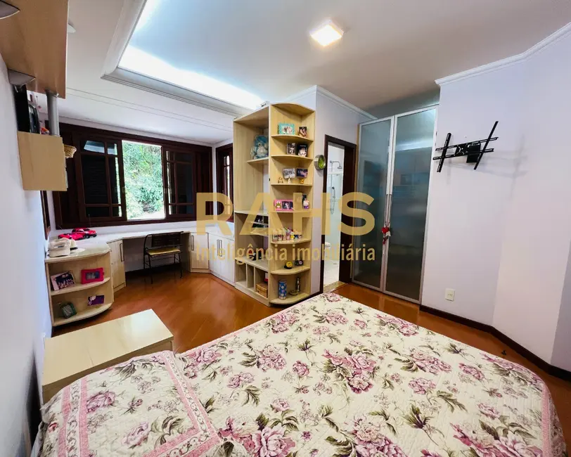 Casa com 5 quartos à venda, 406m2 em América, Joinville - SC - imagem 8 Foto 8 de Casa com 5 quartos à venda, 406m2 em América, Joinville - SC