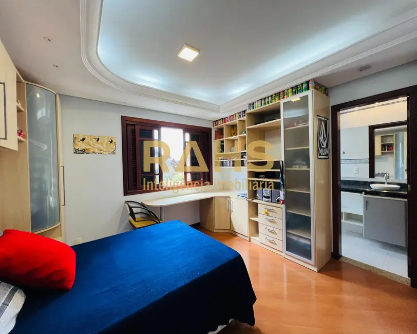 Casa com 5 quartos à venda, 406m2 em América, Joinville - SC - imagem 9 Foto 9 de Casa com 5 quartos à venda, 406m2 em América, Joinville - SC