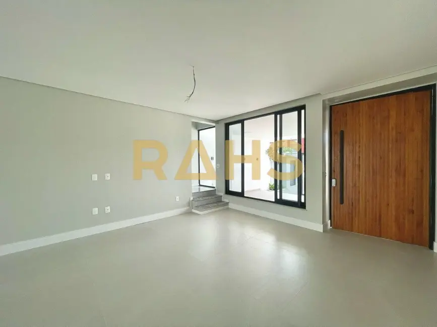 Foto 3 de Casa com 3 quartos à venda, 198m2 em Santo Antônio, Joinville - SC