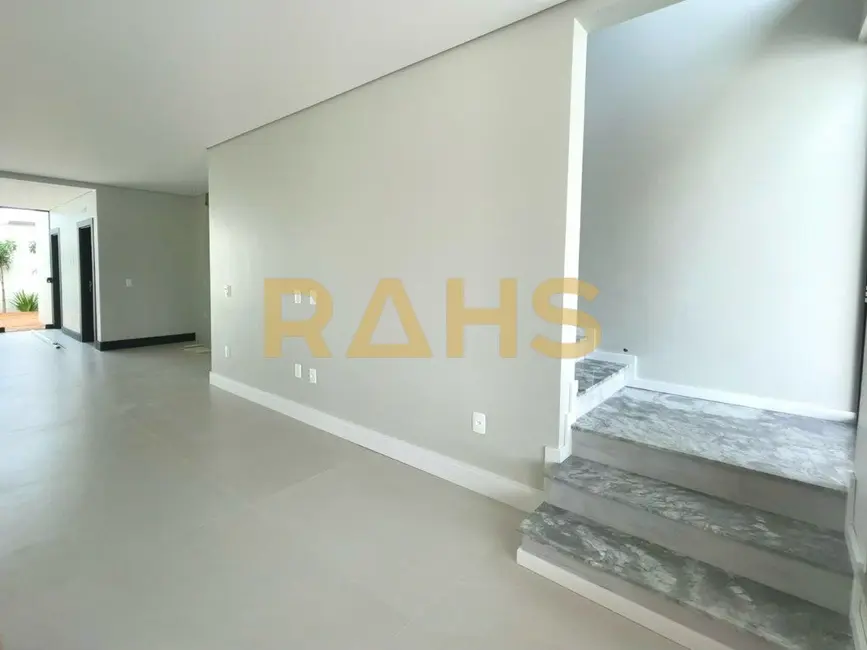 Foto 6 de Casa com 3 quartos à venda, 198m2 em Santo Antônio, Joinville - SC