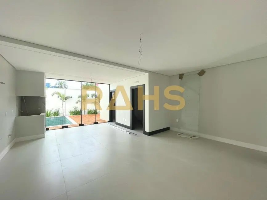 Foto 4 de Casa com 3 quartos à venda, 198m2 em Santo Antônio, Joinville - SC