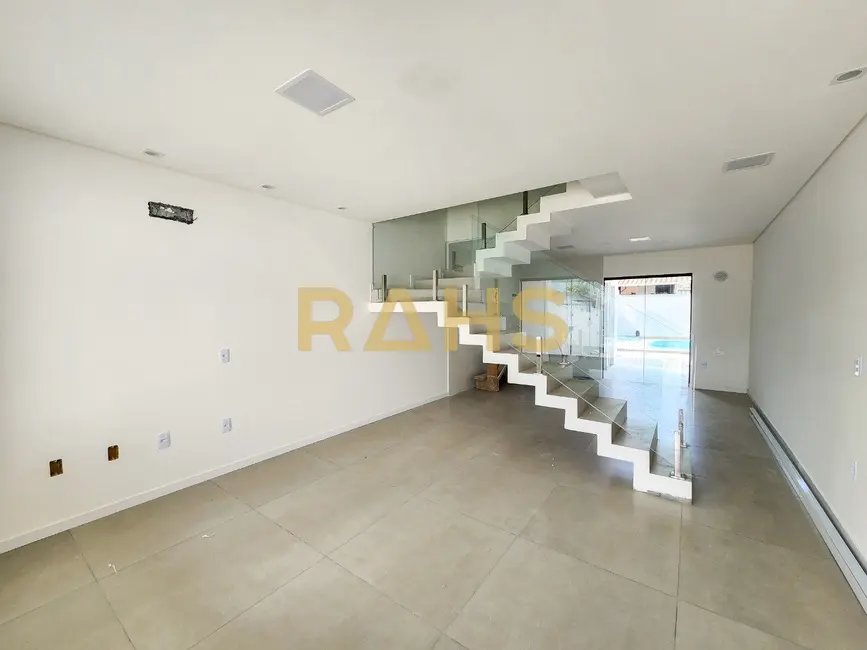 Casa com 3 quartos à venda, 119m2 em Iririú, Joinville - SC - imagem 2 Foto 2 de Casa com 3 quartos à venda, 119m2 em Iririú, Joinville - SC