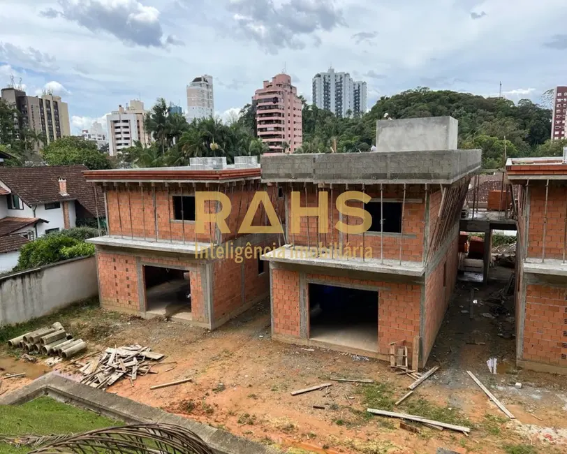Foto 9 de Casa com 4 quartos à venda, 255m2 em Glória, Joinville - SC