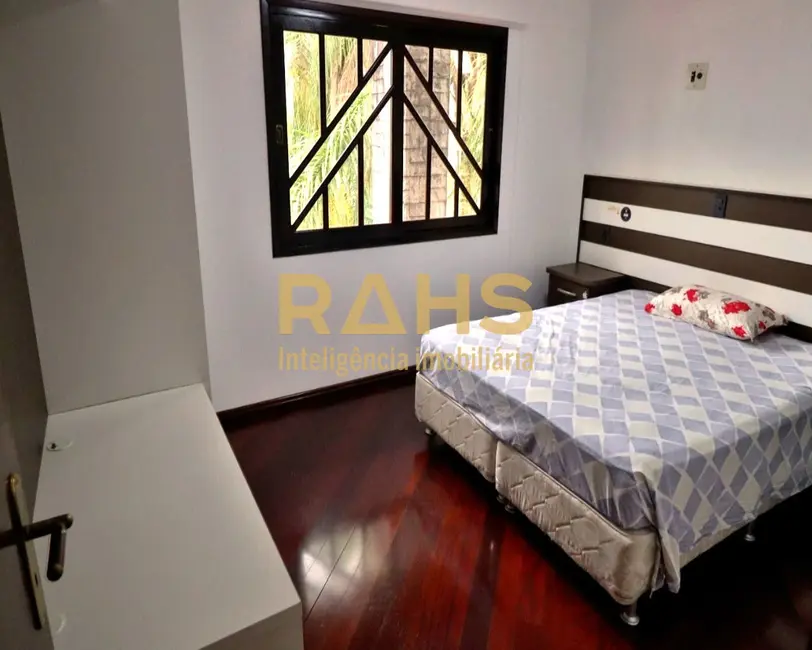 Foto 2 de Casa com 6 quartos à venda, 400m2 em Costa e Silva, Joinville - SC