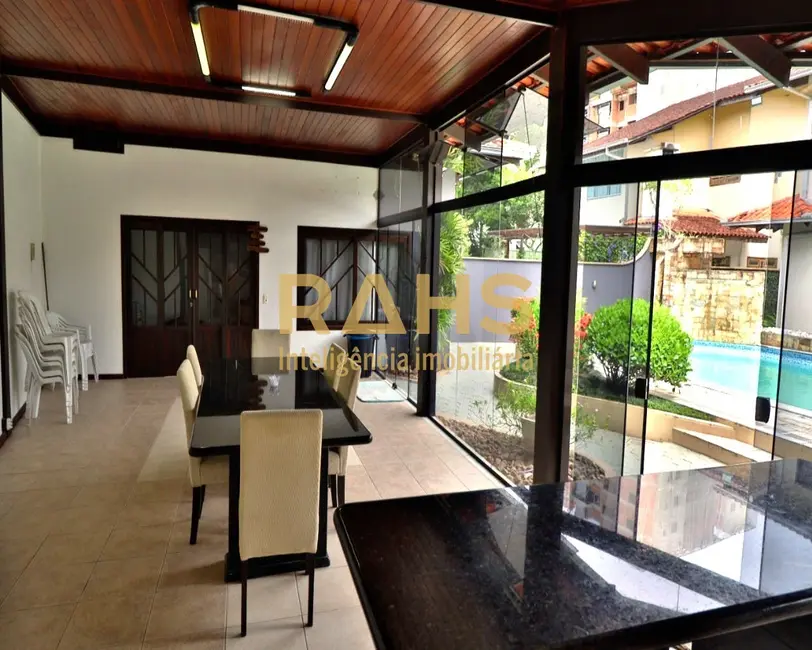 Foto 6 de Casa com 6 quartos à venda, 400m2 em Costa e Silva, Joinville - SC