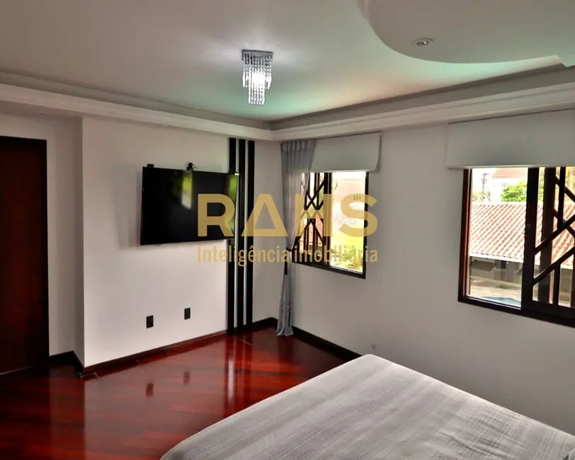 Foto 3 de Casa com 6 quartos à venda, 400m2 em Costa e Silva, Joinville - SC