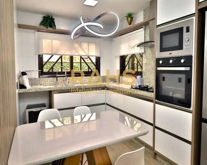 Foto 5 de Casa com 6 quartos à venda, 400m2 em Costa e Silva, Joinville - SC