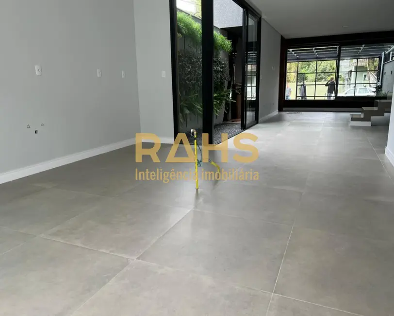 Foto 3 de Casa com 3 quartos à venda, 190m2 em Jardim Sofia, Joinville - SC