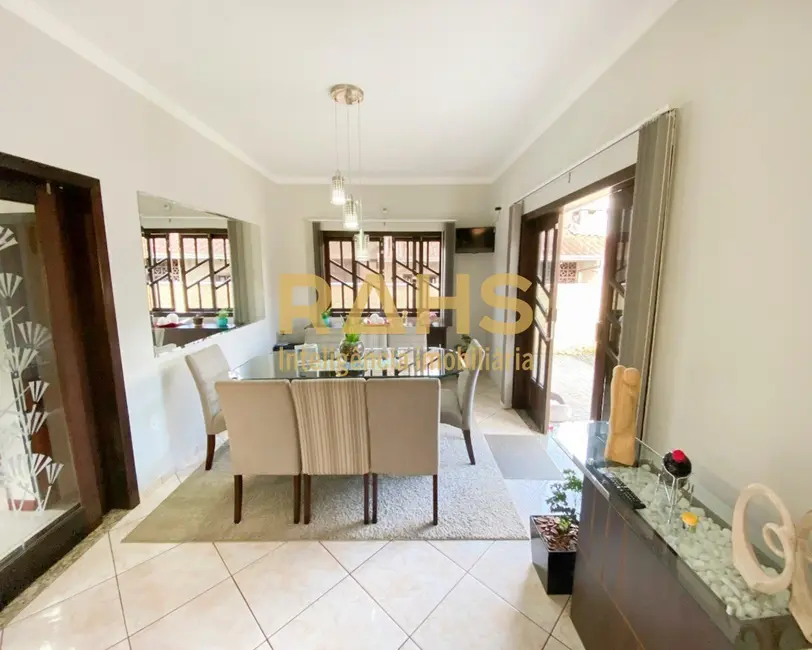 Foto 8 de Casa com 3 quartos à venda, 238m2 em Vila Nova, Joinville - SC