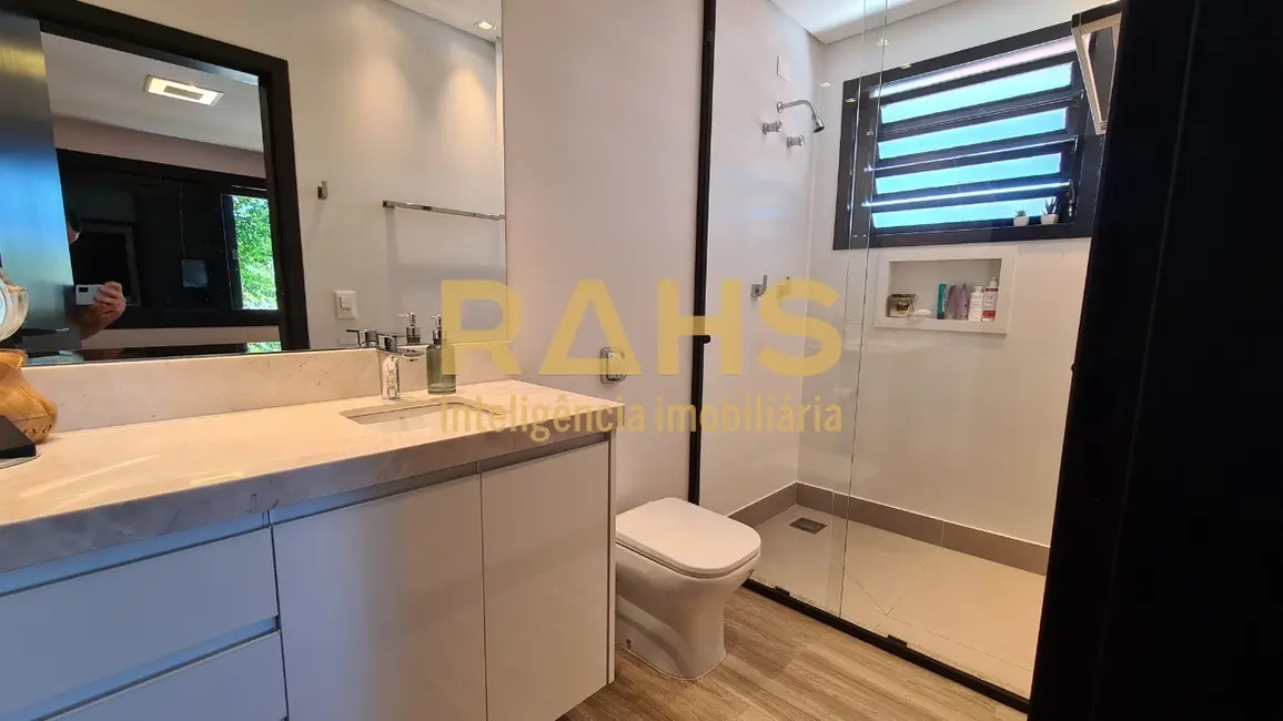 Casa com 6 quartos à venda, 439m2 em América, Joinville - SC - imagem 7 Foto 7 de Casa com 6 quartos à venda, 439m2 em América, Joinville - SC