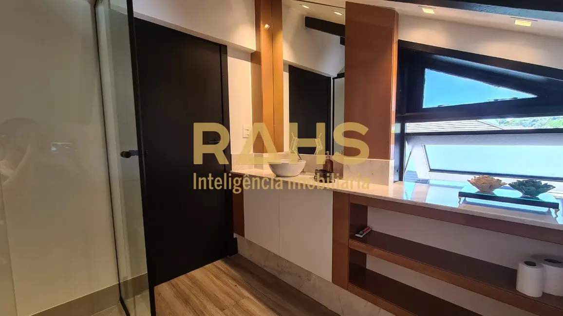 Casa com 6 quartos à venda, 439m2 em América, Joinville - SC - imagem 9 Foto 9 de Casa com 6 quartos à venda, 439m2 em América, Joinville - SC