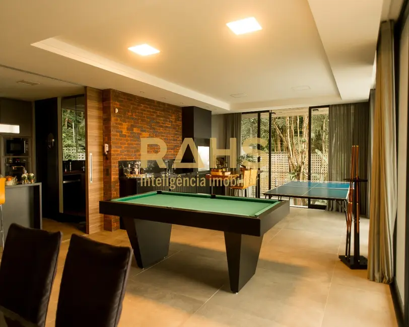 Casa com 4 quartos à venda, 671m2 em América, Joinville - SC - imagem 5 Foto 5 de Casa com 4 quartos à venda, 671m2 em América, Joinville - SC