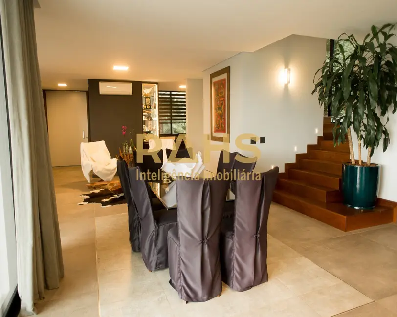 Casa com 4 quartos à venda, 671m2 em América, Joinville - SC - imagem 3 Foto 3 de Casa com 4 quartos à venda, 671m2 em América, Joinville - SC
