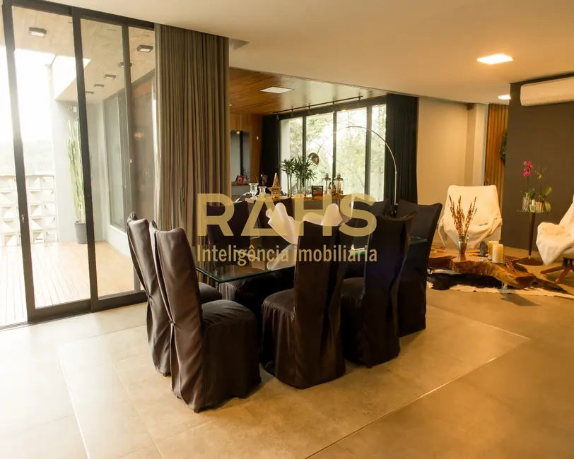 Casa com 4 quartos à venda, 671m2 em América, Joinville - SC - imagem 4 Foto 4 de Casa com 4 quartos à venda, 671m2 em América, Joinville - SC