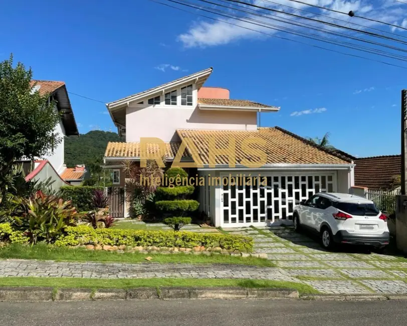 Foto 1 de Casa com 3 quartos à venda, 255m2 em Saguaçu, Joinville - SC