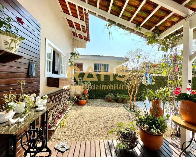 Foto 3 de Casa com 3 quartos à venda, 265m2 em América, Joinville - SC