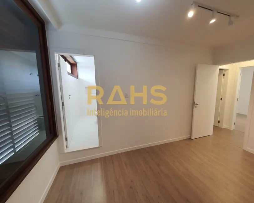 Casa com 3 quartos à venda, 300m2 em América, Joinville - SC - imagem 9 Foto 9 de Casa com 3 quartos à venda, 300m2 em América, Joinville - SC