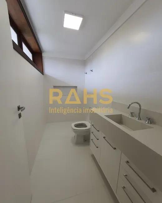 Casa com 3 quartos à venda, 300m2 em América, Joinville - SC - imagem 8 Foto 8 de Casa com 3 quartos à venda, 300m2 em América, Joinville - SC