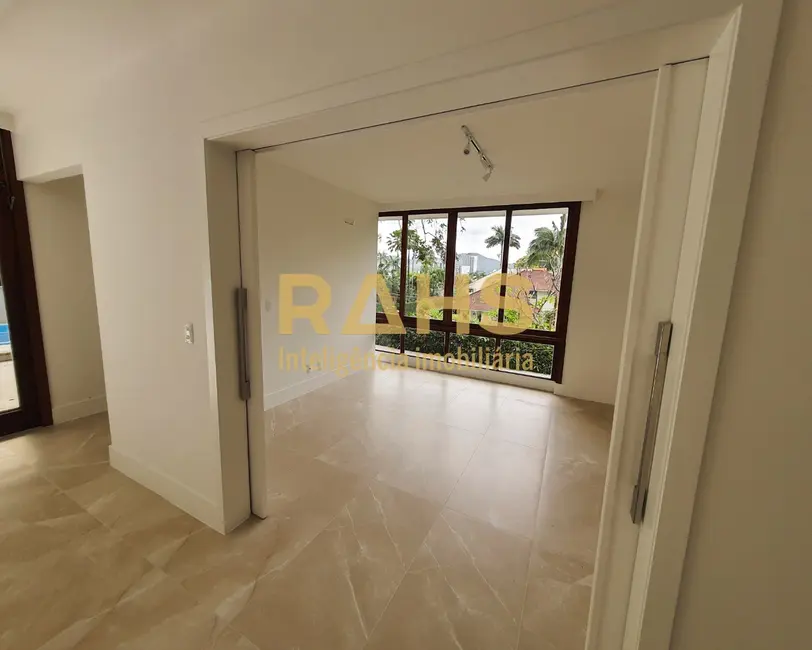 Casa com 3 quartos à venda, 300m2 em América, Joinville - SC - imagem 3 Foto 3 de Casa com 3 quartos à venda, 300m2 em América, Joinville - SC