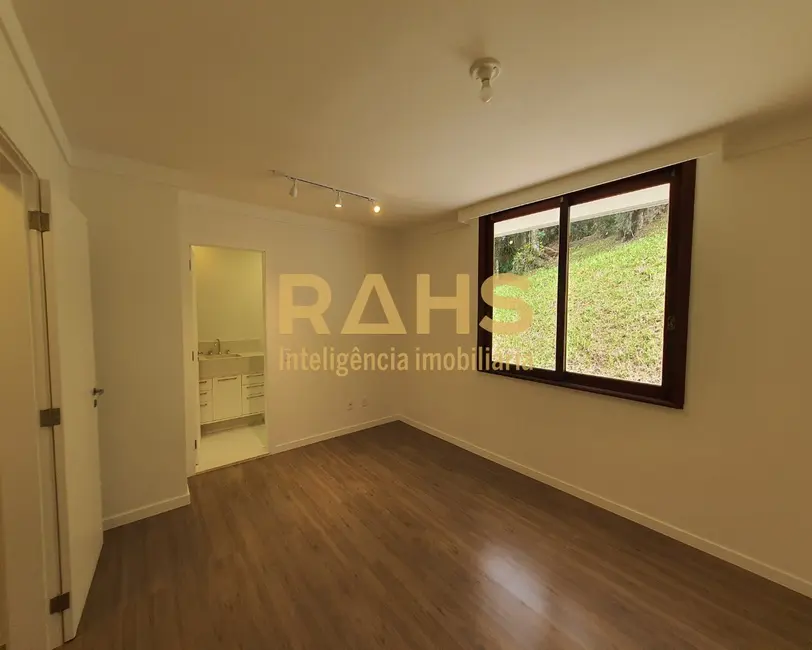 Casa com 3 quartos à venda, 300m2 em América, Joinville - SC - imagem 6 Foto 6 de Casa com 3 quartos à venda, 300m2 em América, Joinville - SC