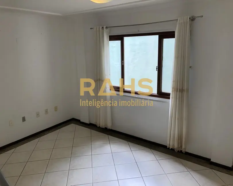 Foto 2 de Casa com 3 quartos à venda, 208m2 em Anita Garibaldi, Joinville - SC