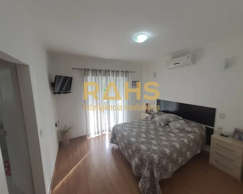 Casa com 3 quartos à venda, 250m2 em Anita Garibaldi, Joinville - SC - imagem 8 Foto 8 de Casa com 3 quartos à venda, 250m2 em Anita Garibaldi, Joinville - SC