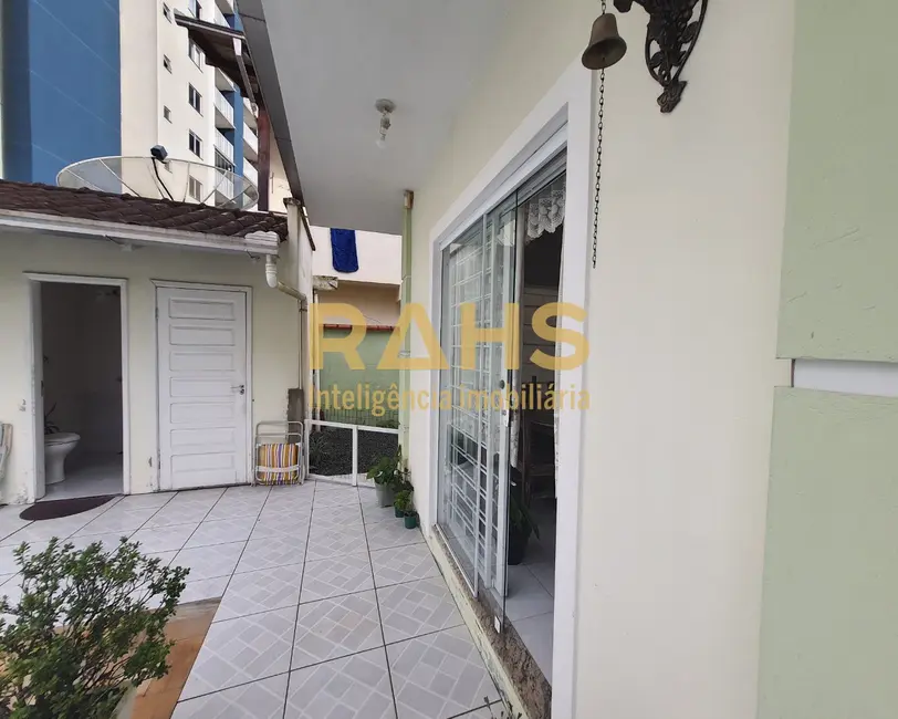 Casa com 3 quartos à venda, 250m2 em Anita Garibaldi, Joinville - SC - imagem 5 Foto 5 de Casa com 3 quartos à venda, 250m2 em Anita Garibaldi, Joinville - SC