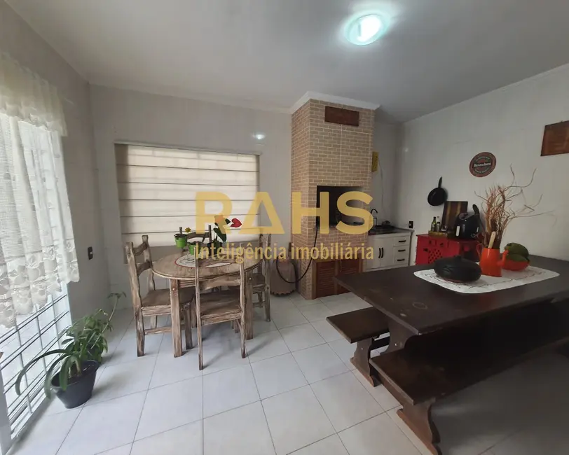 Casa com 3 quartos à venda, 250m2 em Anita Garibaldi, Joinville - SC - imagem 6 Foto 6 de Casa com 3 quartos à venda, 250m2 em Anita Garibaldi, Joinville - SC