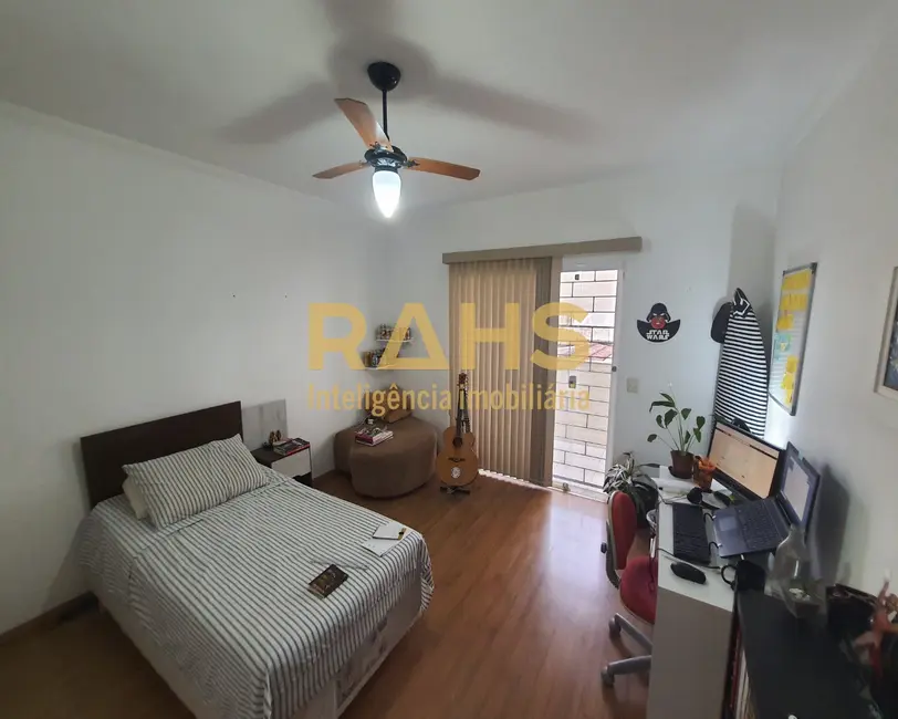 Casa com 3 quartos à venda, 250m2 em Anita Garibaldi, Joinville - SC - imagem 3 Foto 3 de Casa com 3 quartos à venda, 250m2 em Anita Garibaldi, Joinville - SC