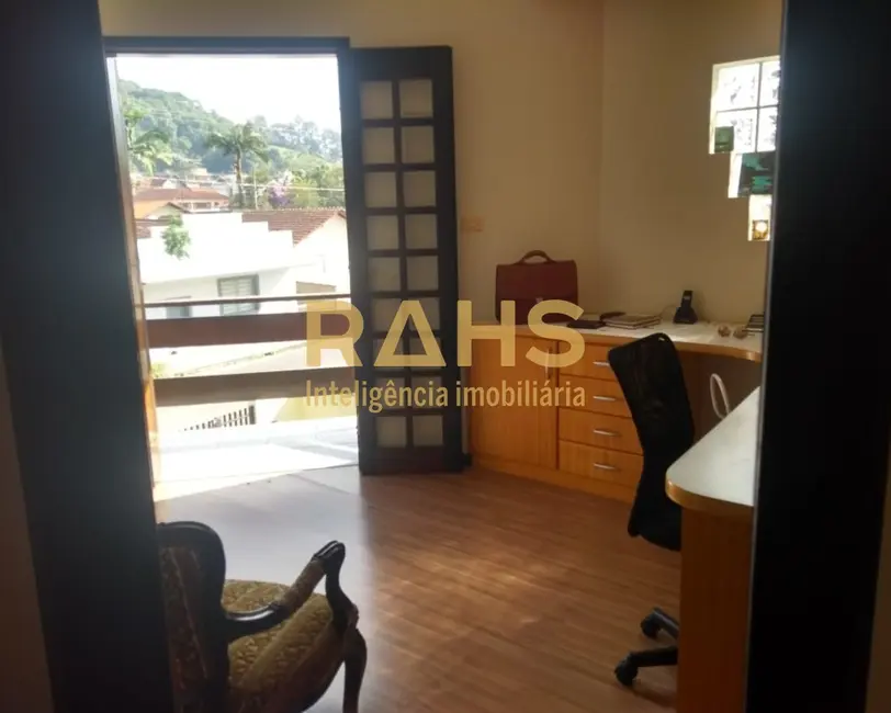 Casa com 4 quartos à venda, 261m2 em América, Joinville - SC - imagem 9 Foto 9 de Casa com 4 quartos à venda, 261m2 em América, Joinville - SC