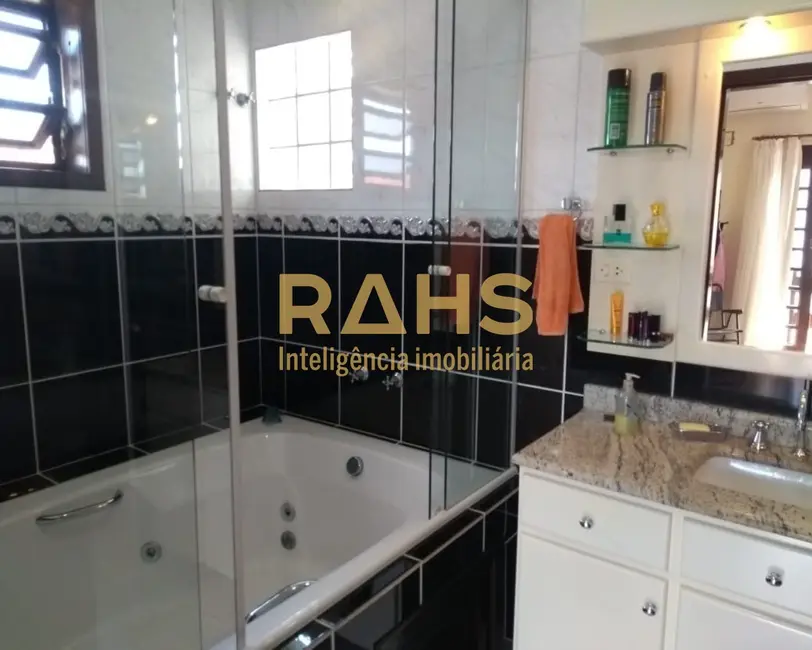 Casa com 4 quartos à venda, 261m2 em América, Joinville - SC - imagem 7 Foto 7 de Casa com 4 quartos à venda, 261m2 em América, Joinville - SC