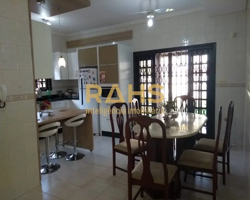 Foto 2 de Casa com 4 quartos à venda, 261m2 em América, Joinville - SC