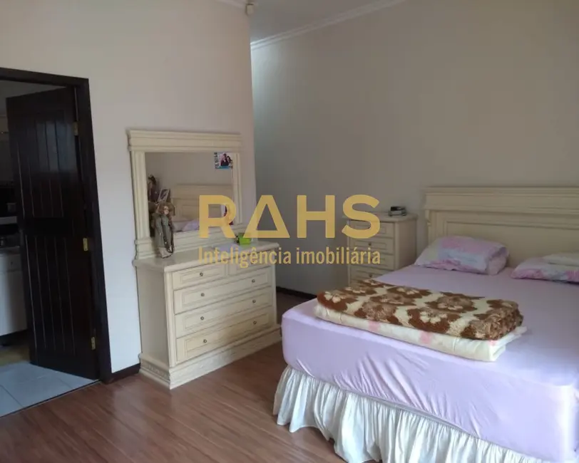 Casa com 4 quartos à venda, 261m2 em América, Joinville - SC - imagem 6 Foto 6 de Casa com 4 quartos à venda, 261m2 em América, Joinville - SC