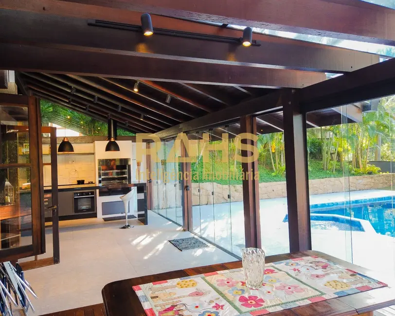 Casa com 4 quartos à venda, 402m2 em América, Joinville - SC - imagem 8 Foto 8 de Casa com 4 quartos à venda, 402m2 em América, Joinville - SC