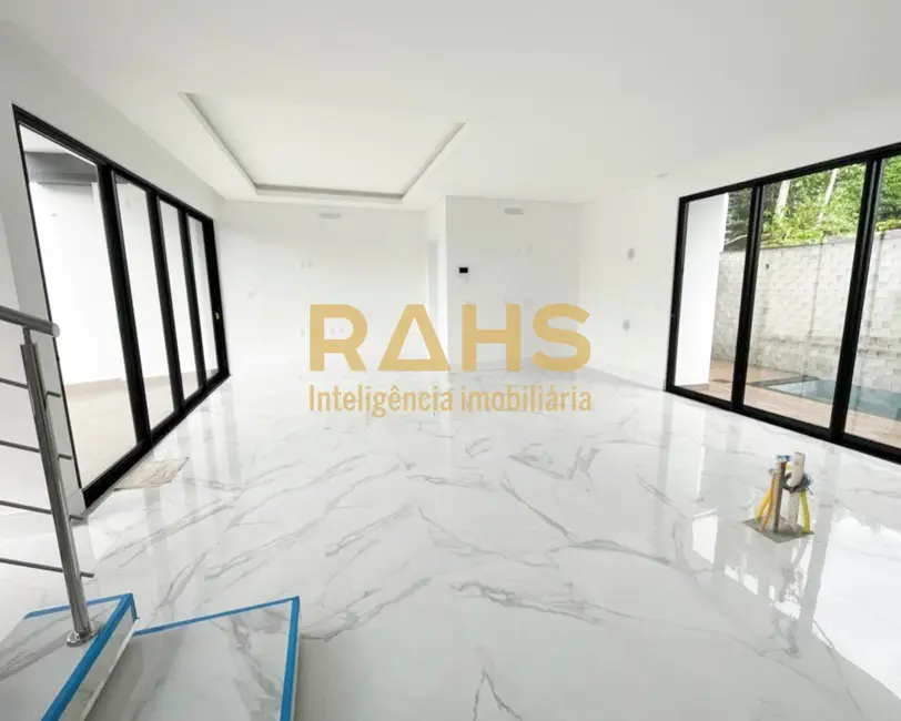 Foto 3 de Casa com 3 quartos à venda, 167m2 em Saguaçu, Joinville - SC