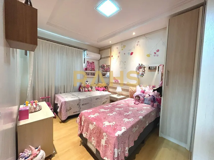 Foto 2 de Casa com 4 quartos à venda, 279m2 em Floresta, Joinville - SC