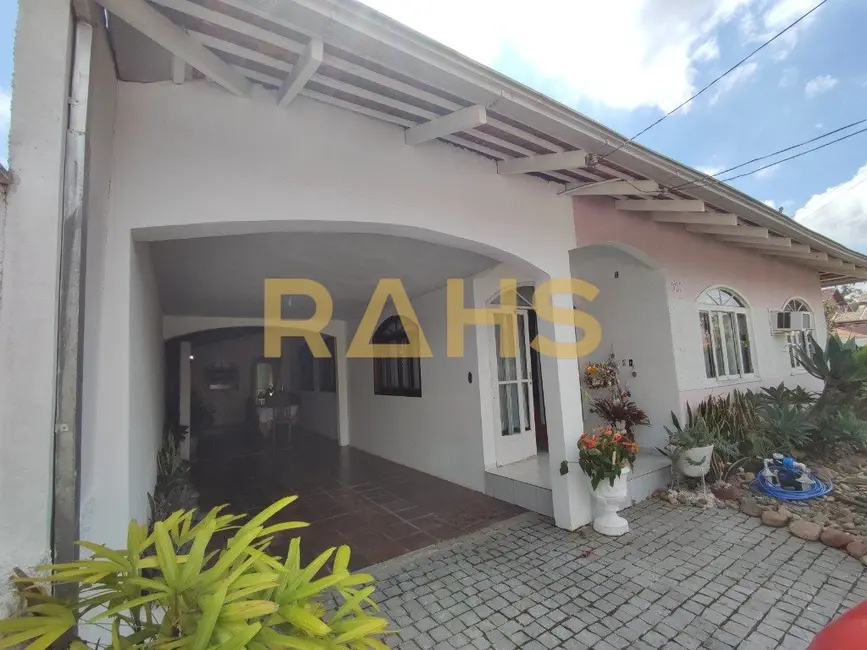 Casa com 4 quartos à venda, 188m2 em Anita Garibaldi, Joinville - SC - imagem 4 Foto 4 de Casa com 4 quartos à venda, 188m2 em Anita Garibaldi, Joinville - SC