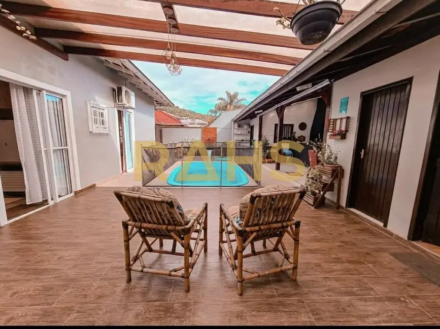 Foto 2 de Casa com 4 quartos à venda, 187m2 em Bom Retiro, Joinville - SC