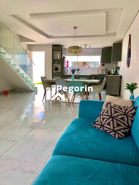 Sobrado com 3 quartos à venda, 180m2 em Pineville, Pinhais - PR - imagem 2 Foto 2 de Sobrado com 3 quartos à venda, 180m2 em Pineville, Pinhais - PR