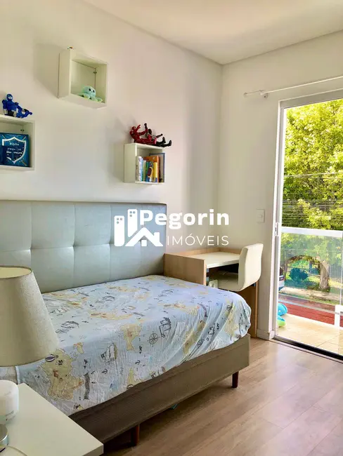 Sobrado com 3 quartos à venda, 180m2 em Pineville, Pinhais - PR - imagem 6 Foto 6 de Sobrado com 3 quartos à venda, 180m2 em Pineville, Pinhais - PR