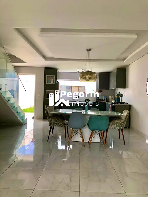 Sobrado com 3 quartos à venda, 180m2 em Pineville, Pinhais - PR - imagem 4 Foto 4 de Sobrado com 3 quartos à venda, 180m2 em Pineville, Pinhais - PR