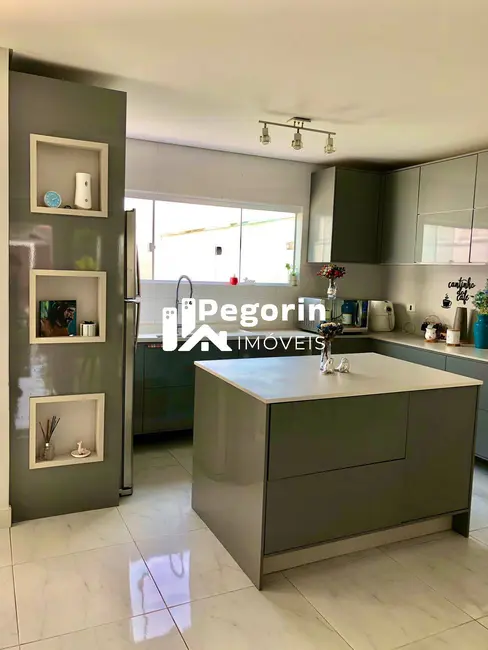 Sobrado com 3 quartos à venda, 180m2 em Pineville, Pinhais - PR - imagem 5 Foto 5 de Sobrado com 3 quartos à venda, 180m2 em Pineville, Pinhais - PR