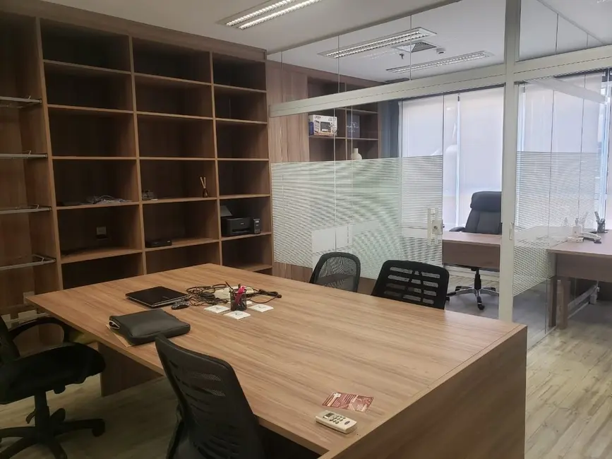 Foto 1 de Sala Comercial com 3 quartos para alugar, 56m2 em Sítio Tamboré Alphaville, Barueri - SP